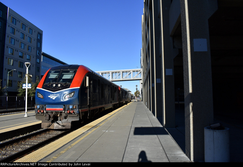 ALC-42 locomotives leading Amtrak Coast Starlight Train # 11 into OKJ 